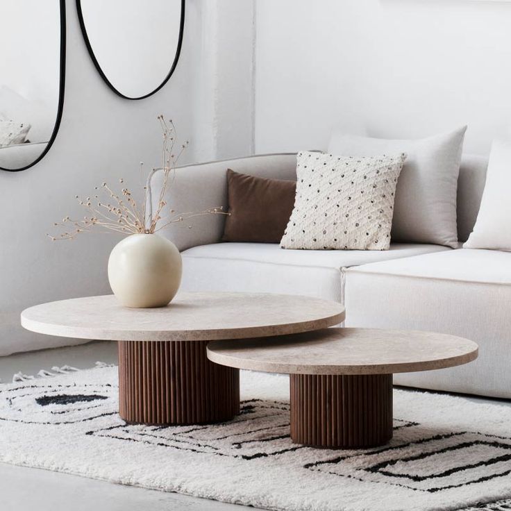 Tables basses en bois et travertin