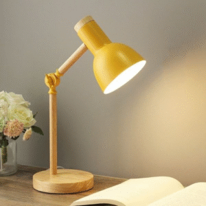 Lampe de bureau jaune en bois scandinave